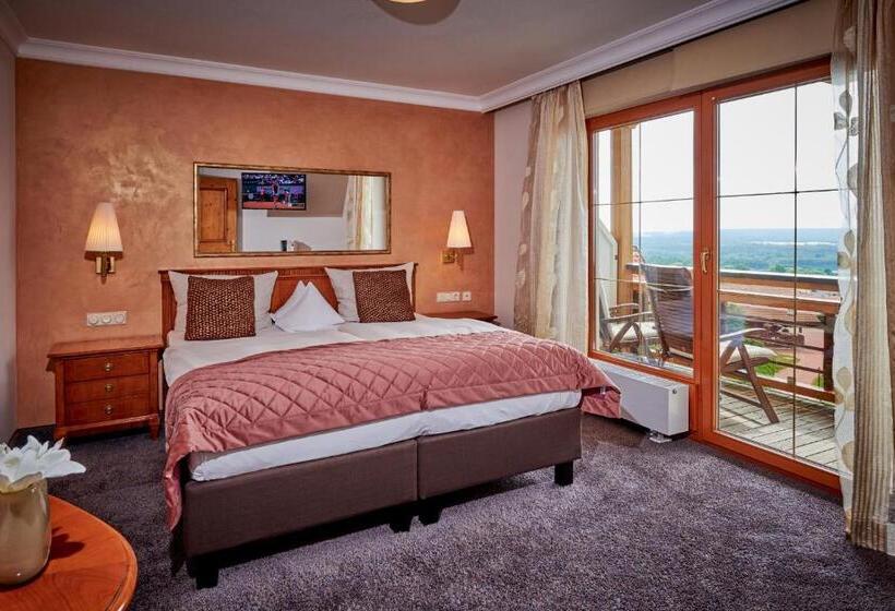 Suite with lake view, Der Birkenhof Spa & Genuss Resort