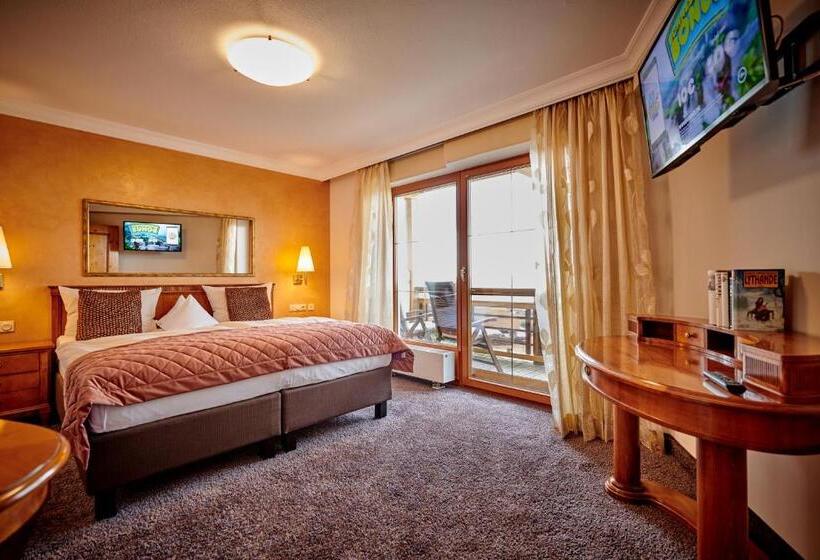 Suite with lake view, Der Birkenhof Spa & Genuss Resort