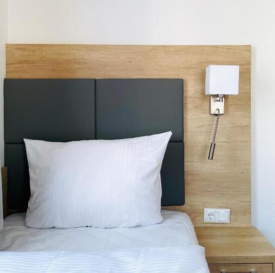 标准单人间, Esmer