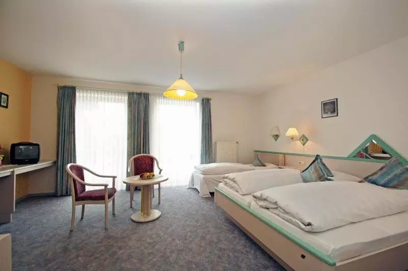 اتاق استاندارد سه تخته با چشم‌انداز باغ, Landhotel Eibl