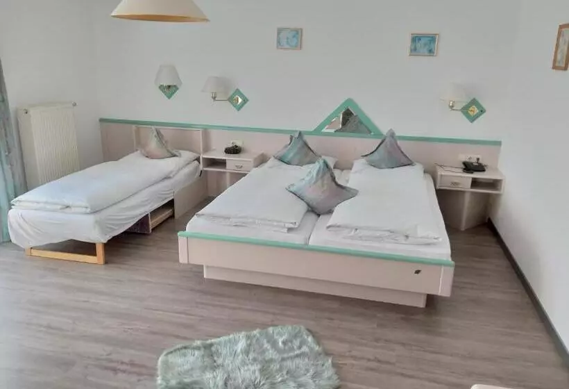 اتاق استاندارد سه تخته با چشم‌انداز باغ, Landhotel Eibl