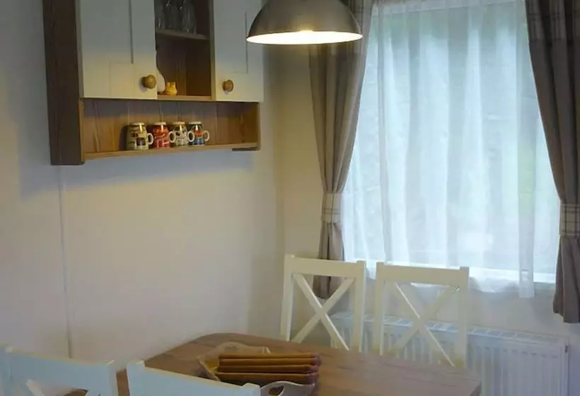 デラックスバンガロー, Zu Jeddelohs Lodge