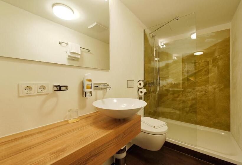 غرفة كومفورت ثلاثية, Zur Post