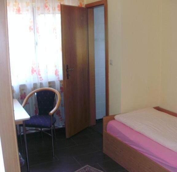 スタンダードシングルルーム, Am Hindenburgplatz