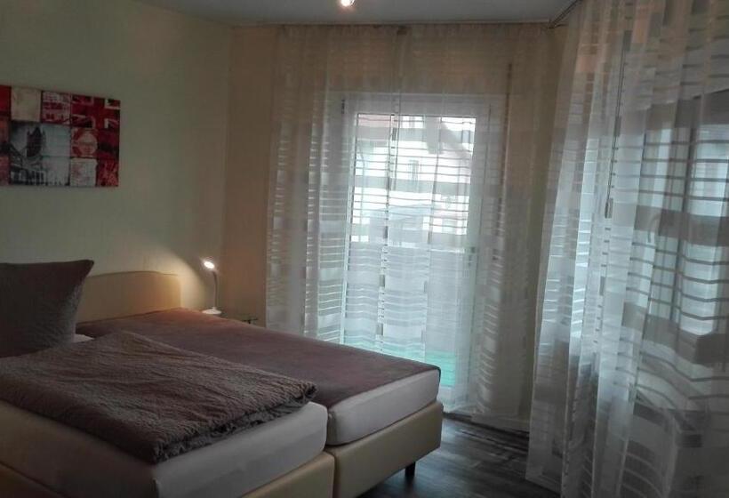 スタンダードトリプルルーム, Am Hindenburgplatz