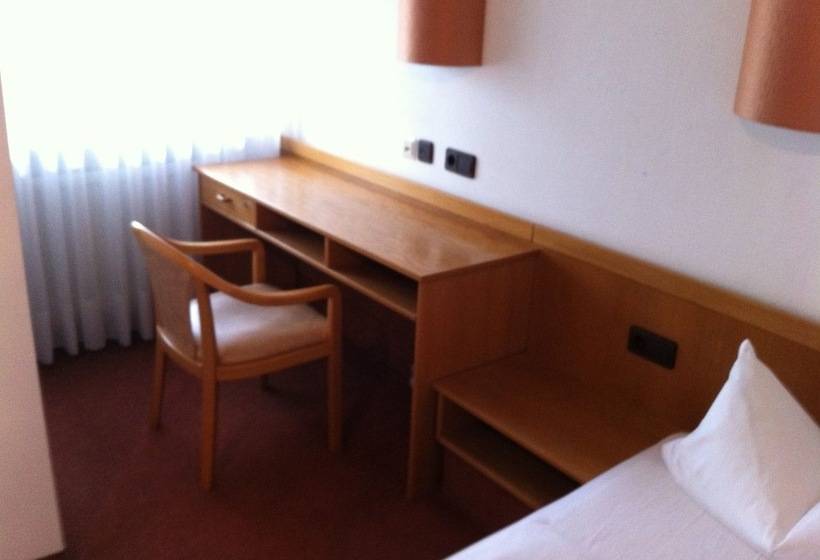 Quarto Triplo Estandar, Bacchusstube Garni