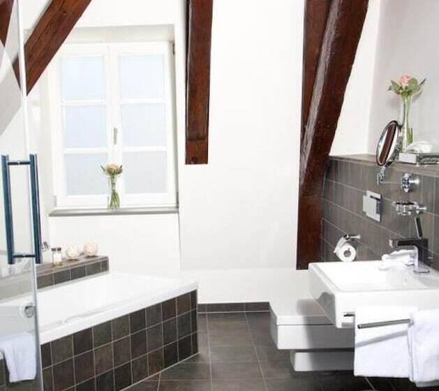 جناح جونيور, Schlosshotel Bergzaberner Hof