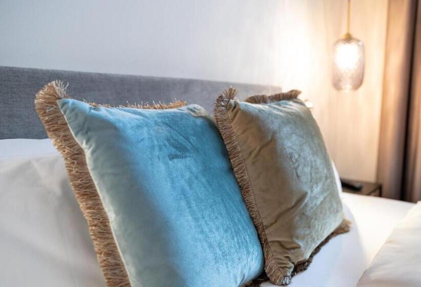 Семейный Номер, Weißes Ross