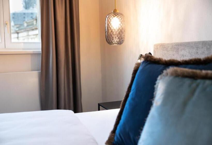 Семейный Номер, Weißes Ross