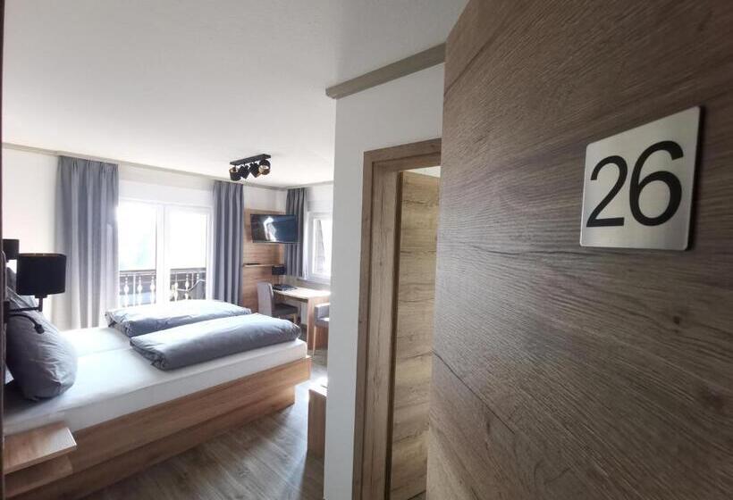 标准间带阳台, Grüner Baum Mit Restaurant & Wellness