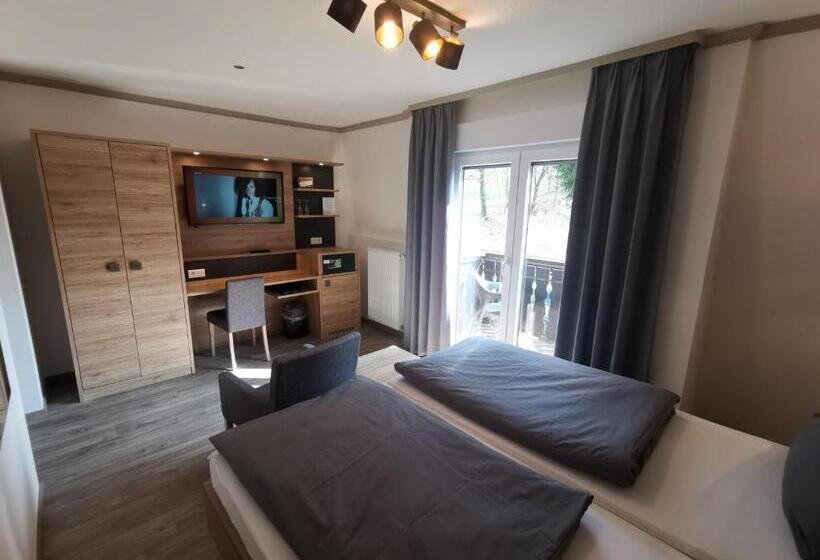 标准间带阳台, Grüner Baum Mit Restaurant & Wellness