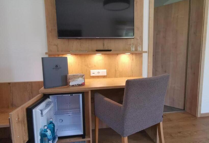 小型套房带阳台, Grüner Baum Mit Restaurant & Wellness