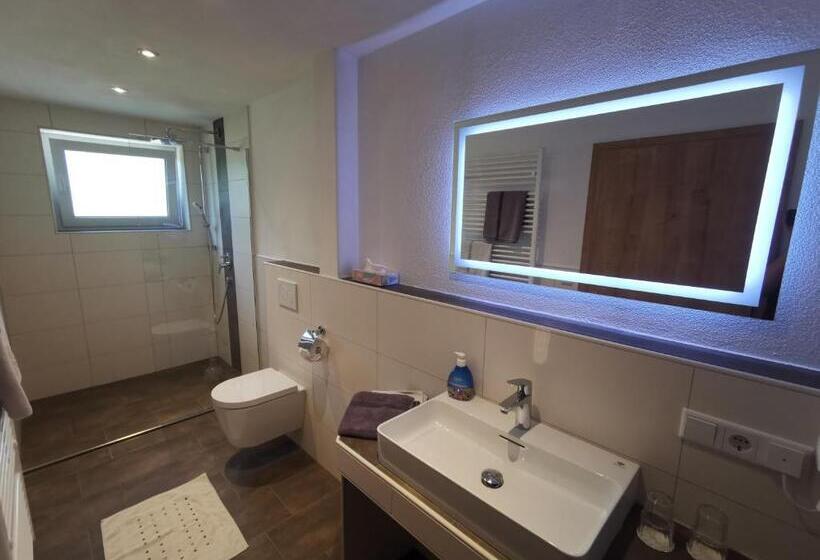 小型套房带阳台, Grüner Baum Mit Restaurant & Wellness