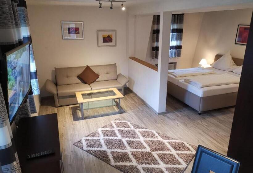 小型套房带阳台, Grüner Baum Mit Restaurant & Wellness