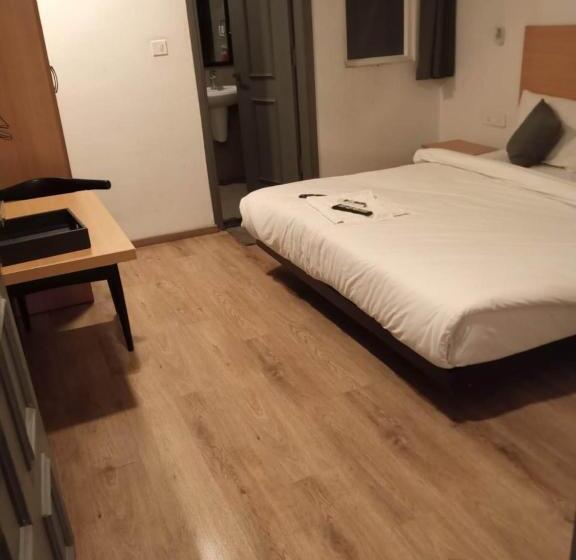 디럭스 룸, Fabhotel The Chaitanyas