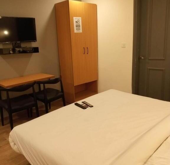 디럭스 룸, Fabhotel The Chaitanyas