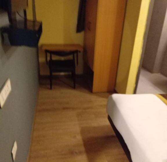 디럭스 룸, Fabhotel The Chaitanyas