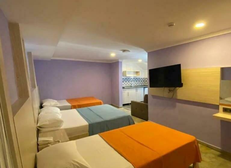 غرفة عائلية, Castle Light Boutique