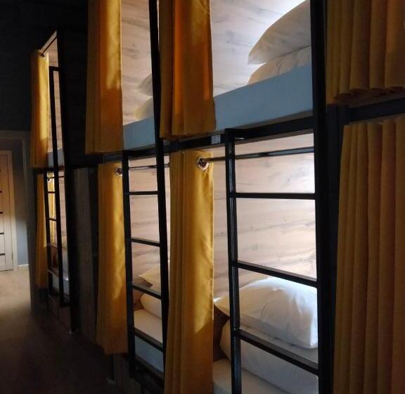 تختخواب در اتاق مشترک, Hostel Bro Astana