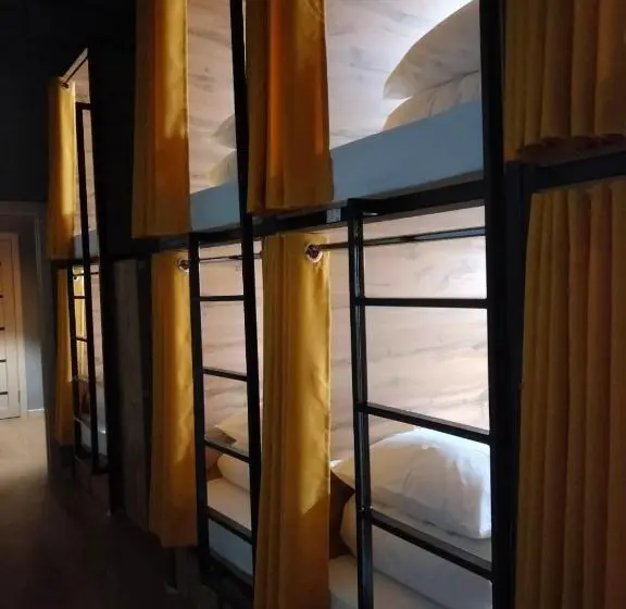 تختخواب در اتاق مشترک, Hostel Bro Astana