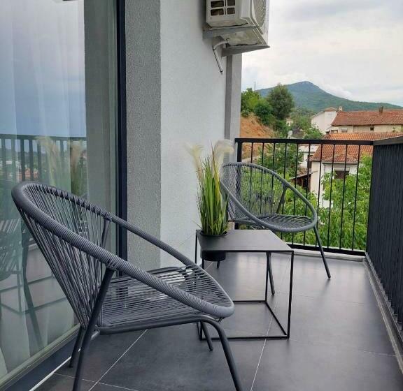 Superior room with lake view, La Vista Luxury Villa