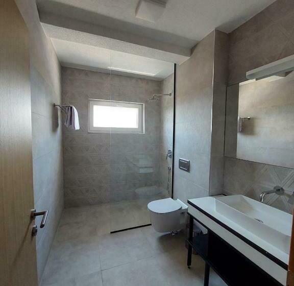 Superior room with lake view, La Vista Luxury Villa
