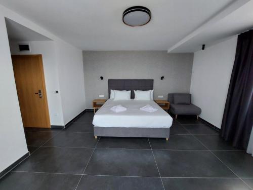 Superior room with lake view, La Vista Luxury Villa