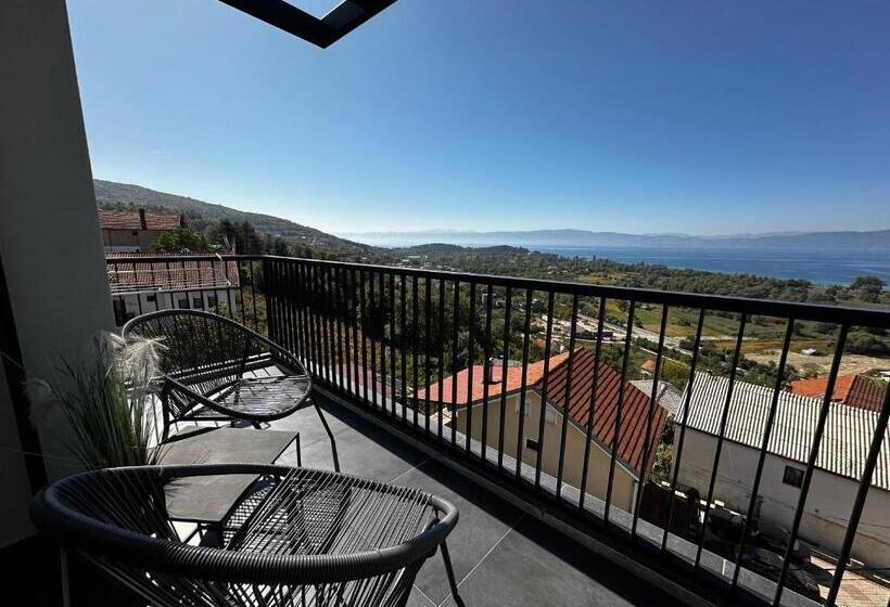 Superior room with lake view, La Vista Luxury Villa