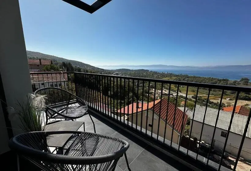 Superior room with lake view, La Vista Luxury Villa