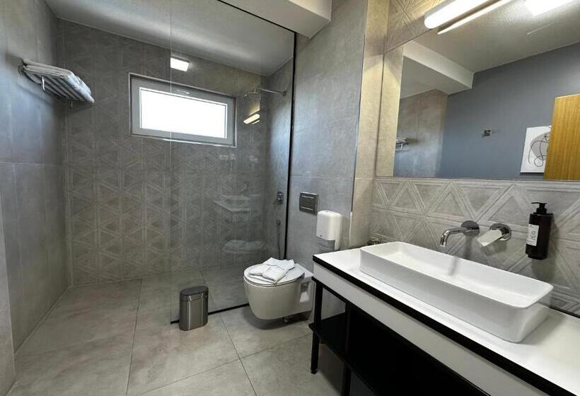 Superior room with lake view, La Vista Luxury Villa