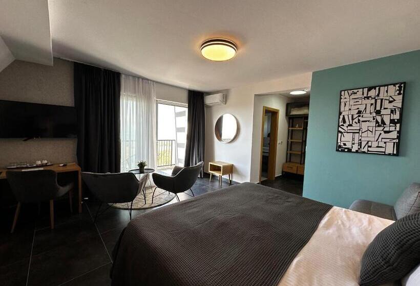 Superior room with lake view, La Vista Luxury Villa