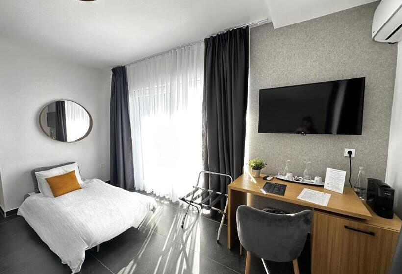 Superior room with lake view, La Vista Luxury Villa