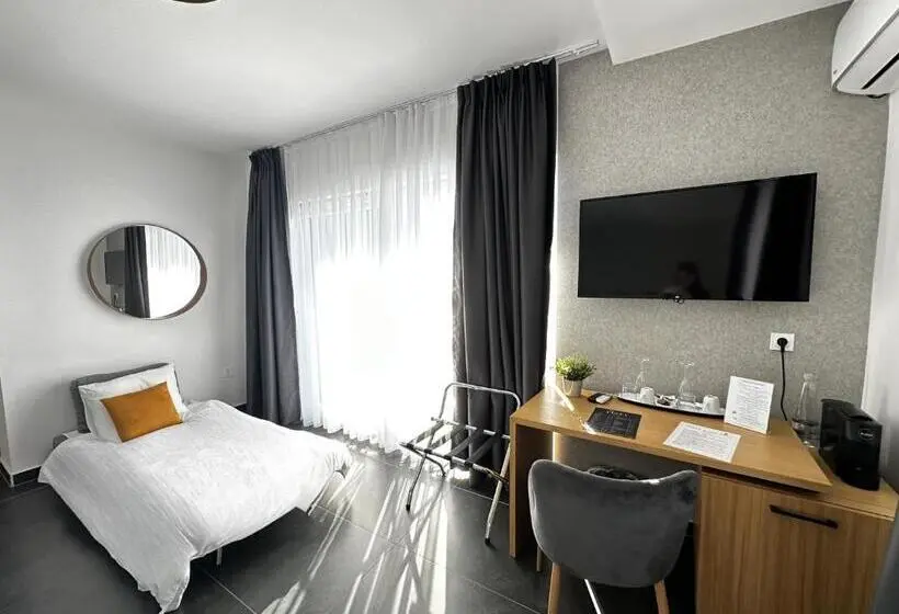 Superior room with lake view, La Vista Luxury Villa