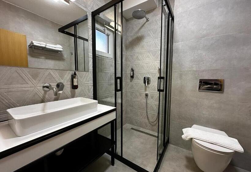 اتاق لوکس با بالکن, La Vista Luxury Villa