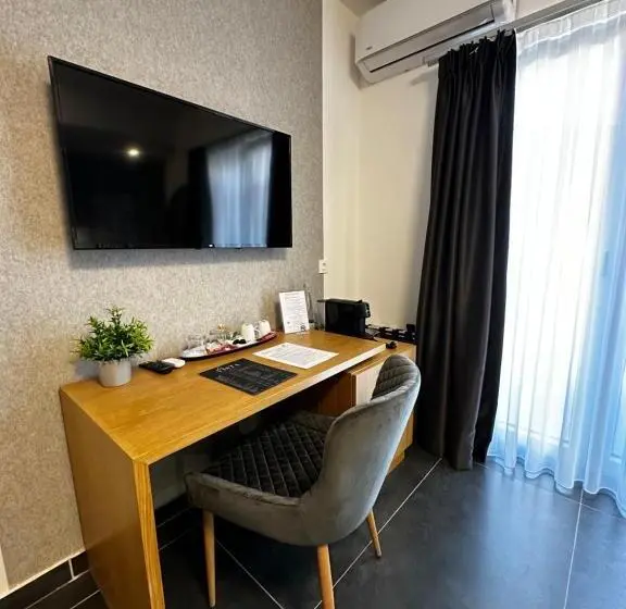 اتاق لوکس با بالکن, La Vista Luxury Villa