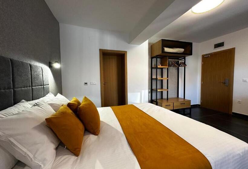 اتاق لوکس با بالکن, La Vista Luxury Villa