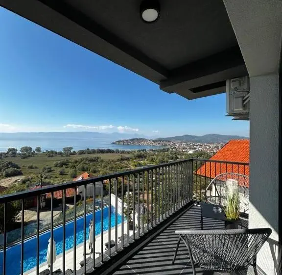 اتاق لوکس با چشم‌انداز دریاچه, La Vista Luxury Villa