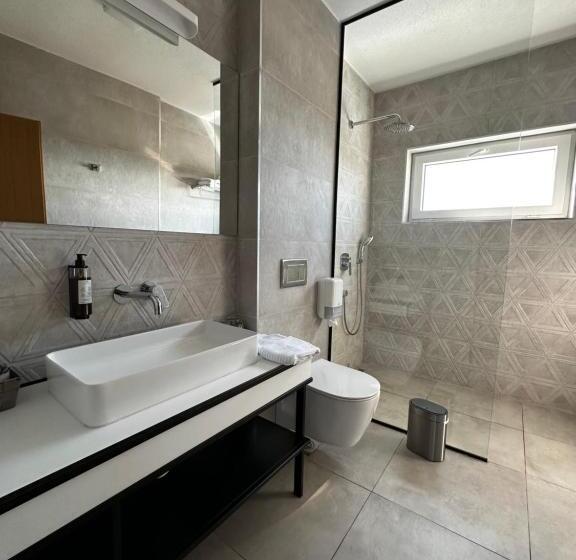 اتاق لوکس با چشم‌انداز دریاچه, La Vista Luxury Villa