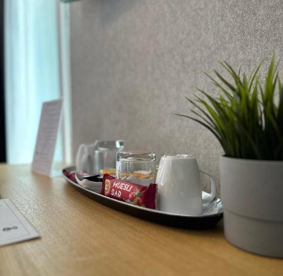 اتاق لوکس با چشم‌انداز دریاچه, La Vista Luxury Villa