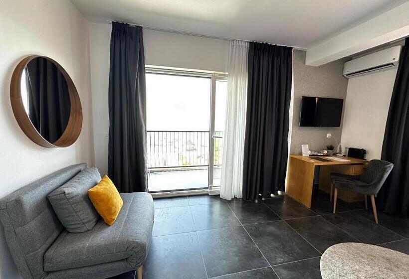 اتاق لوکس با چشم‌انداز دریاچه, La Vista Luxury Villa