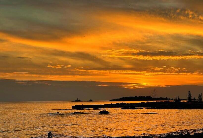 침실 1개 아파트, Somewhere In Time   Retro Spacious Cottage With Private Sandy Beach