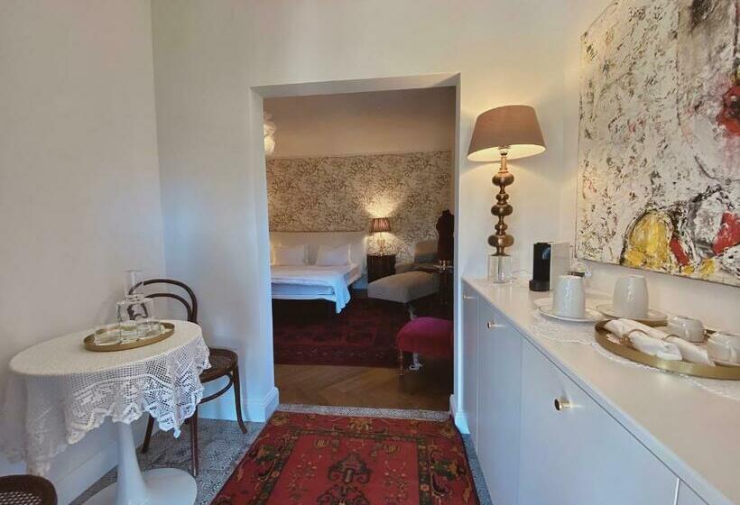 سوییت با چشم‌انداز استخر, Villa Pomona