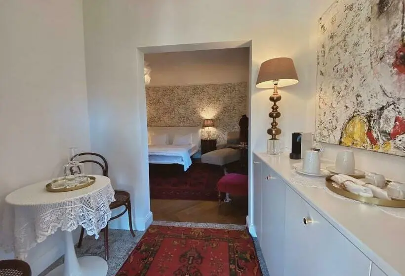 سوییت با چشم‌انداز استخر, Villa Pomona