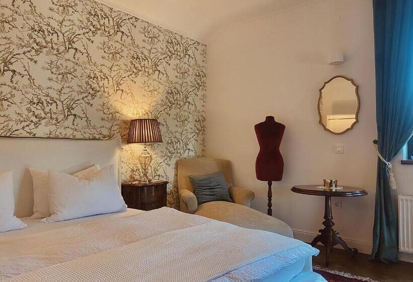 سوییت با چشم‌انداز استخر, Villa Pomona