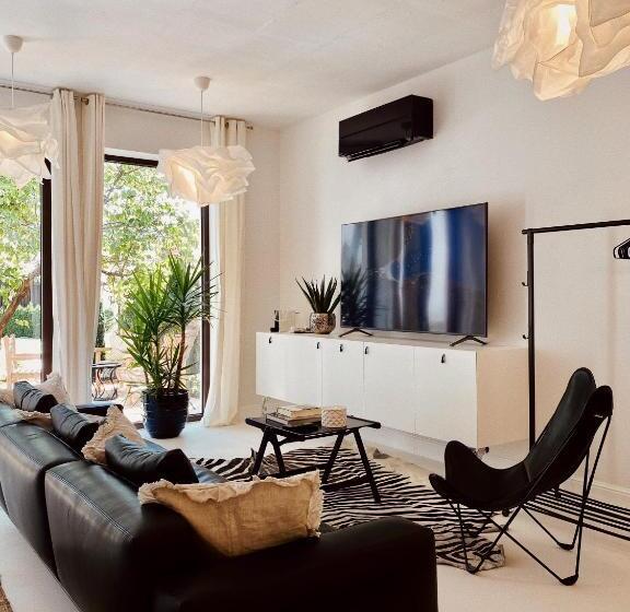 استودیو استاندارد با چشم‌انداز استخر, Villa Pomona