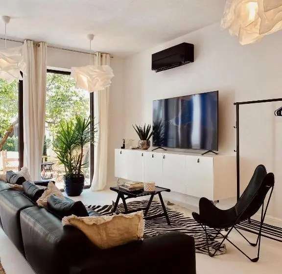 استودیو استاندارد با چشم‌انداز استخر, Villa Pomona