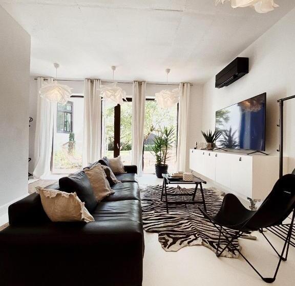 استودیو استاندارد با چشم‌انداز استخر, Villa Pomona