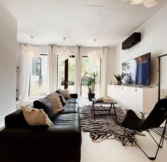 استودیو استاندارد با چشم‌انداز استخر, Villa Pomona