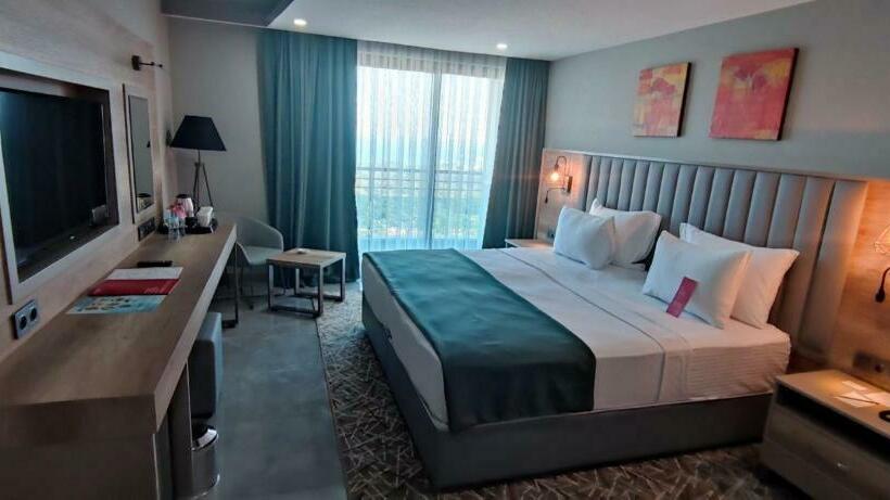 اتاق استاندارد با بالکن و چشم‌انداز دریا, Ramada Resort By Wyndham Kizkalesi