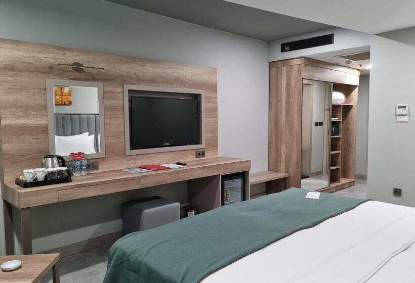 اتاق استاندارد با بالکن و چشم‌انداز دریا, Ramada Resort By Wyndham Kizkalesi